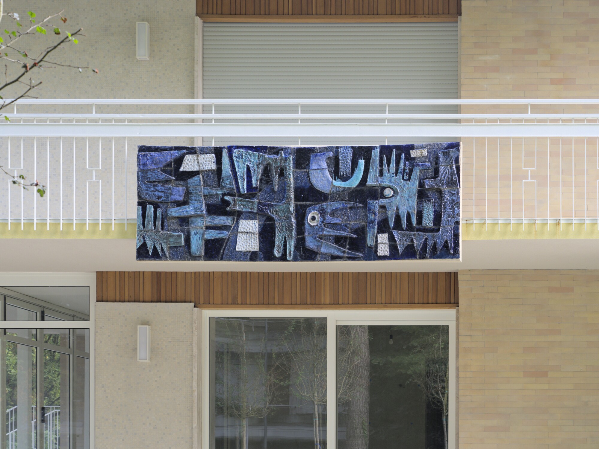 Elio Schiavon [attribuzione su comunicazione a voce del figlio Luca Schiavon; in Pietrogrande 2023 attribuito a Nereo Boaretto su comunicazione del nipote Luca Boaretto], pannello a finitura del parapetto del terrazzo di una villa (Ervino Wetzl, 1959-62), angolo tra le vie Marco Polo e Guglielmo Marconi a Città Giardino, Padova