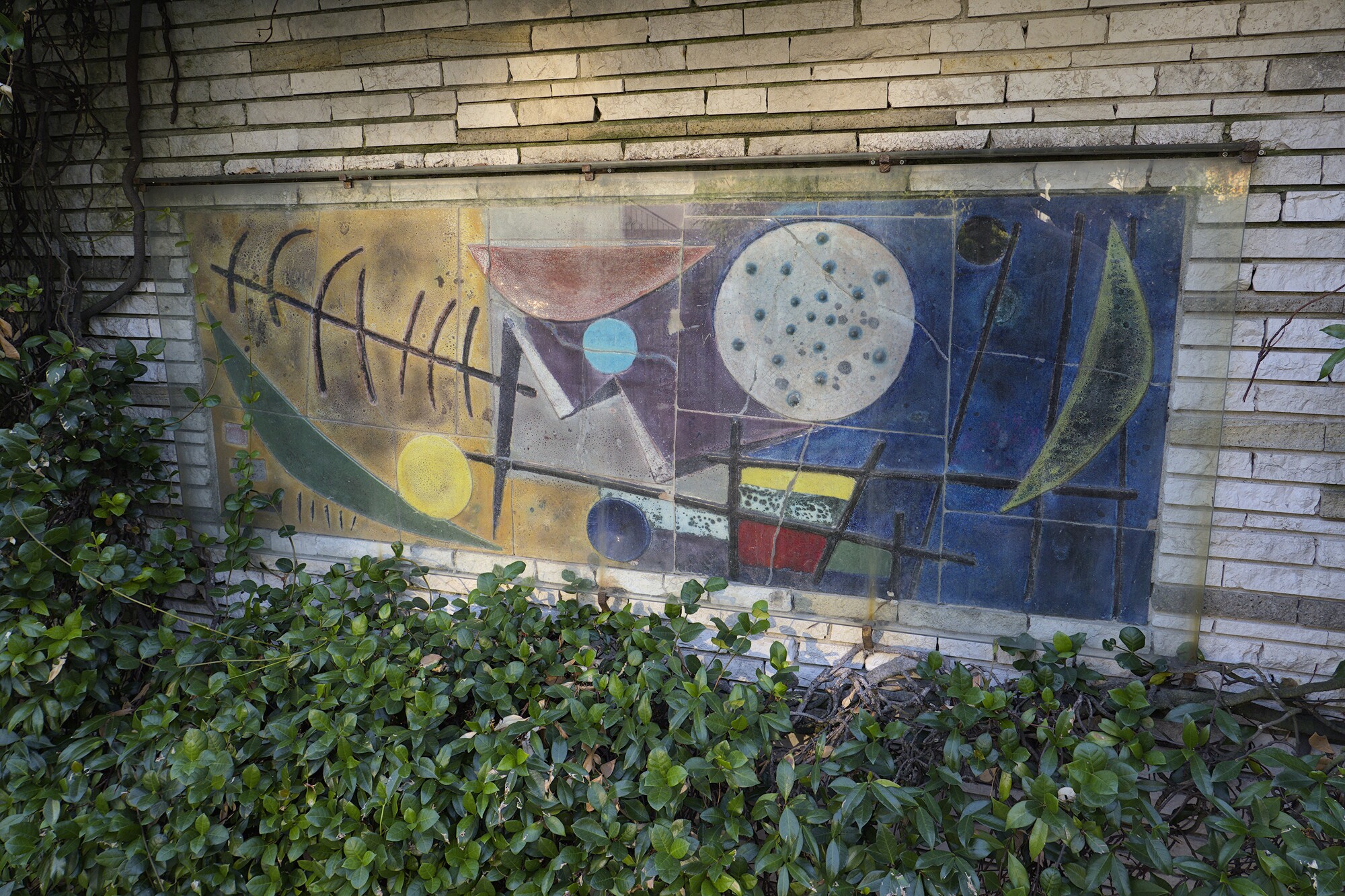 Antonio Ferro [attribuzione su comunicazione della figlia Francesca Ferro], decorazione in maiolica, anni sessanta, esterno di residenza privata, via Guglielmino Tempesta 9, Padova