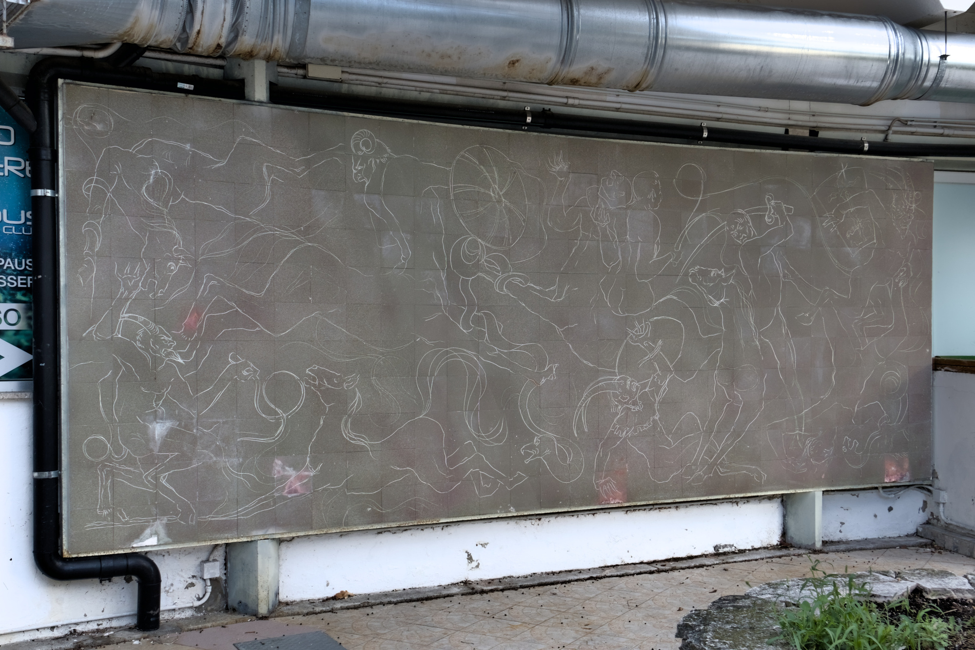 Amleto Sartori, pannellatura a graffito a soggetto mitologico all’esterno del Columbus Thermal Pool, via Martiri d’Ungheria 22, Abano Terme (Padova). Come è evidente l'intero spiazzo versa in stato di trascuratezza e di degrado